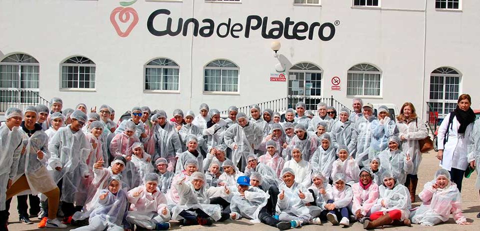 Cuna de Platero muestra a estudiantes del Virgen de Montemayor en Moguer el proceso de la fresa en la cooperativa