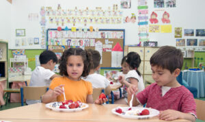 Cuna de Platero clausura la III edición de “Fresayunando” acercando sus berries a más de 2.000 niños de Moguer y su entorno