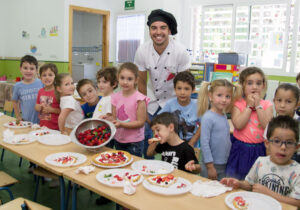 Cuna de Platero clausura la III edición de “Fresayunando” acercando sus berries a más de 2.000 niños de Moguer y su entorno