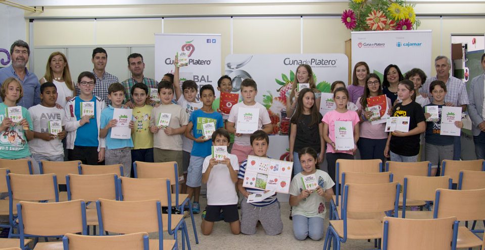 Cuna de Platero clausura la III edición de “Fresayunando” acercando sus berries a más de 2.000 niños de Moguer y su entorno