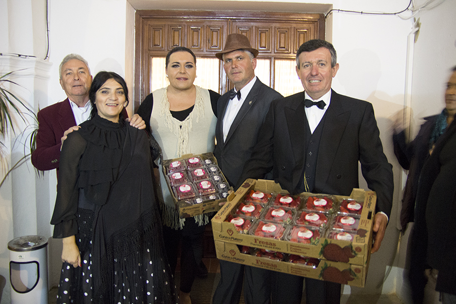 Cuna de Platero reparte 2.000 kilos de fresas en la Feria 1900 de Moguer