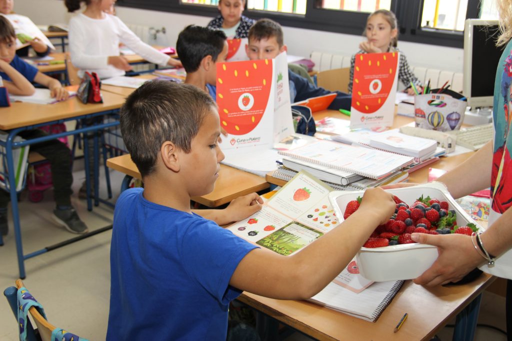 Cuna de Platero acerca la cuarta edición de su programa de educación alimentaria “Fresayunando” a 2.500 niños