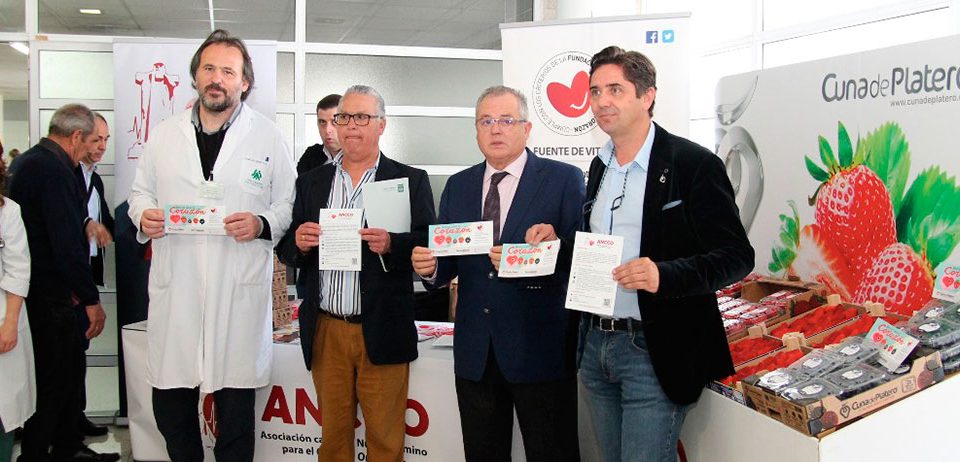 Cuna de Platero difunde la alimentación cardiosaludable con la entrega de frutos rojos en el hospital Juan Ramón Jiménez