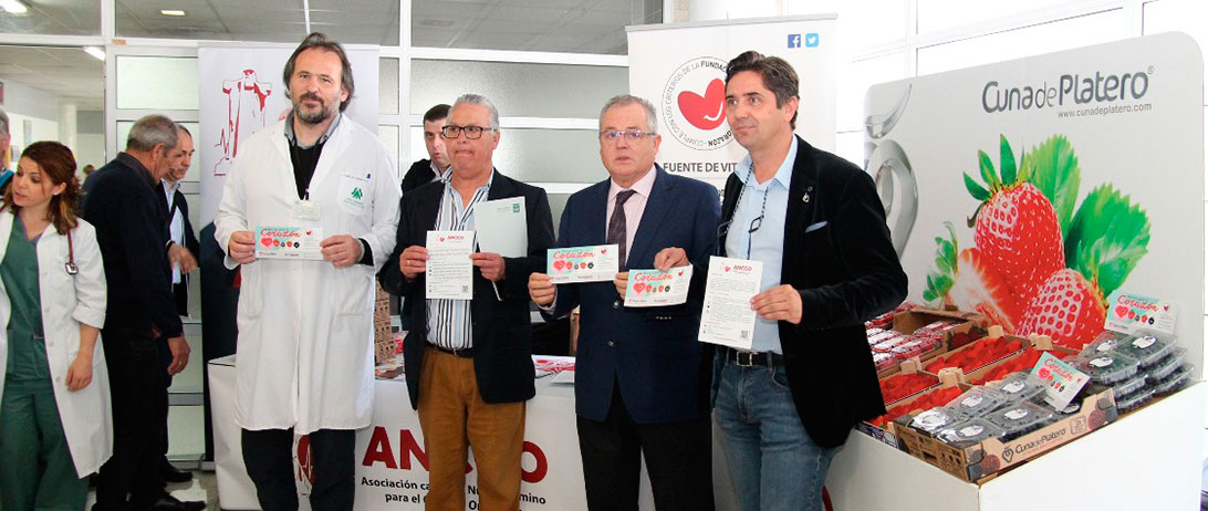 Cuna de Platero difunde la alimentación cardiosaludable con la entrega de frutos rojos en el hospital Juan Ramón Jiménez