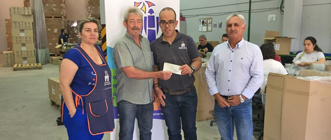 Cuna de Platero entrega su colaboración anual a la Asociación “Abriendo Puertas” de Moguer