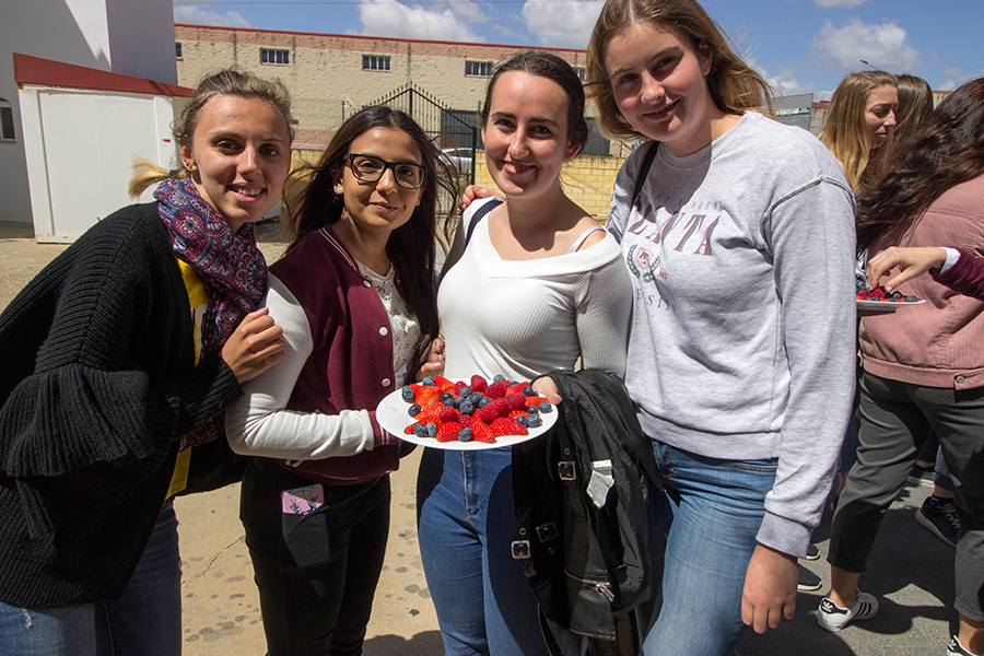 Cuna de Platero promueve la alimentación saludable entre una treintena de estudiantes Erasmus de la UHU