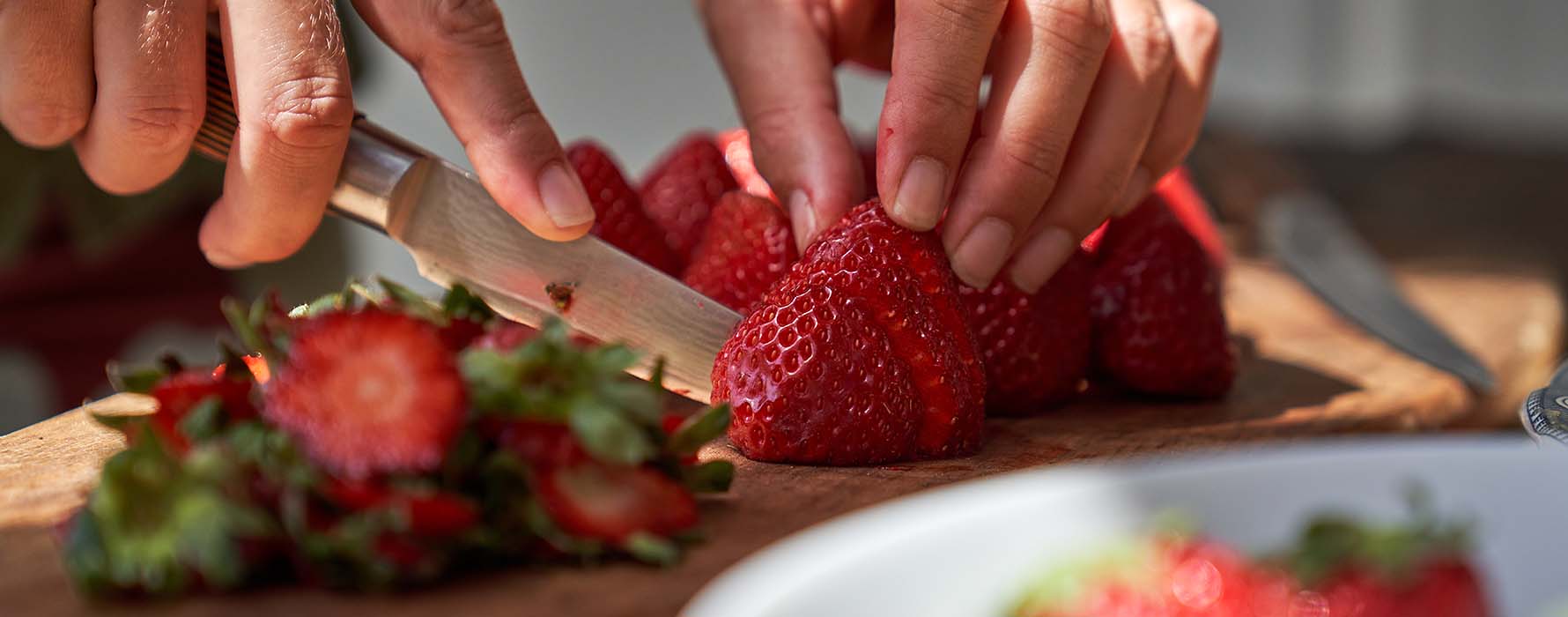 Smoothie de fresas y calabaza cortar fresas