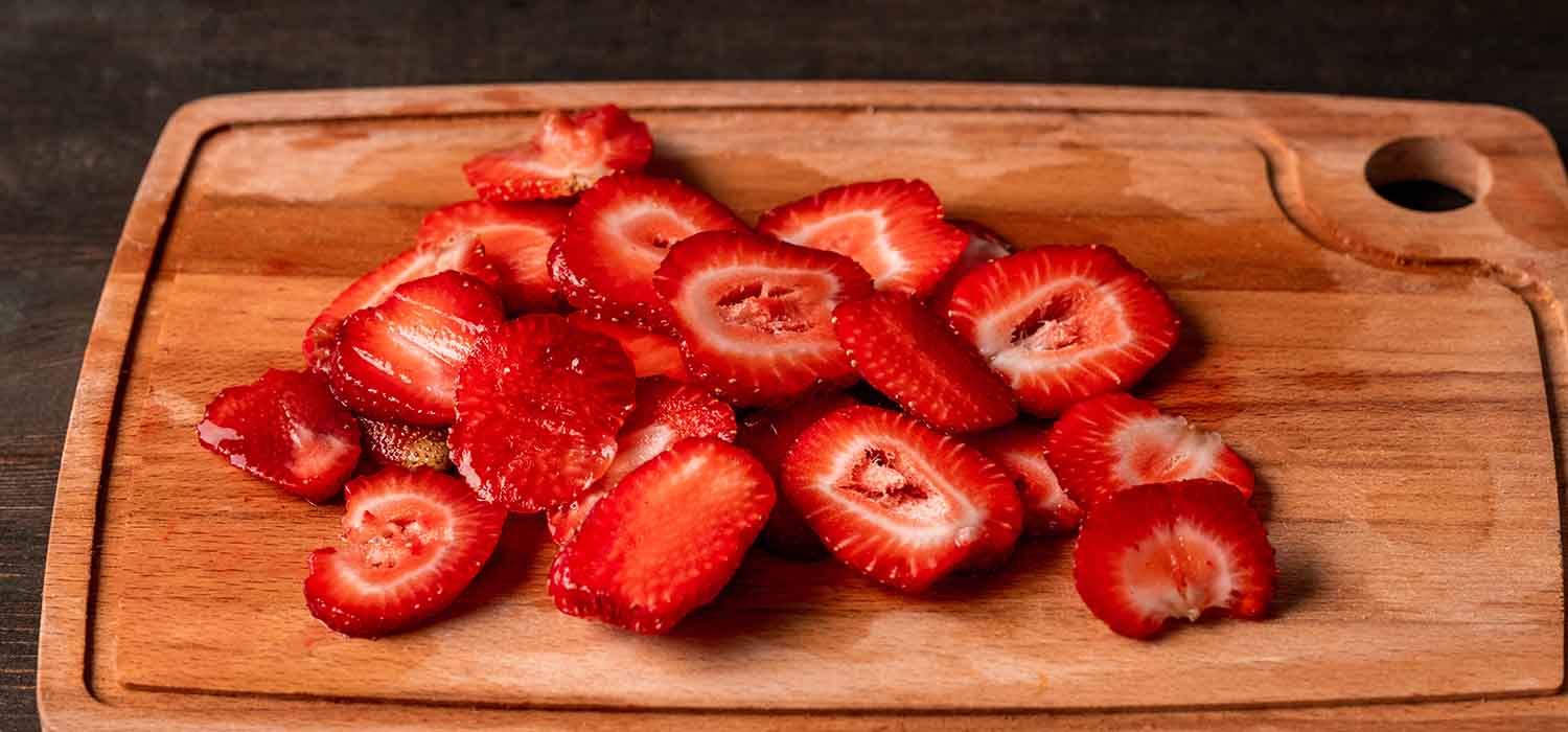 Paso a paso Tarta de fresas y crema para una Navidad especial fresas rodajas